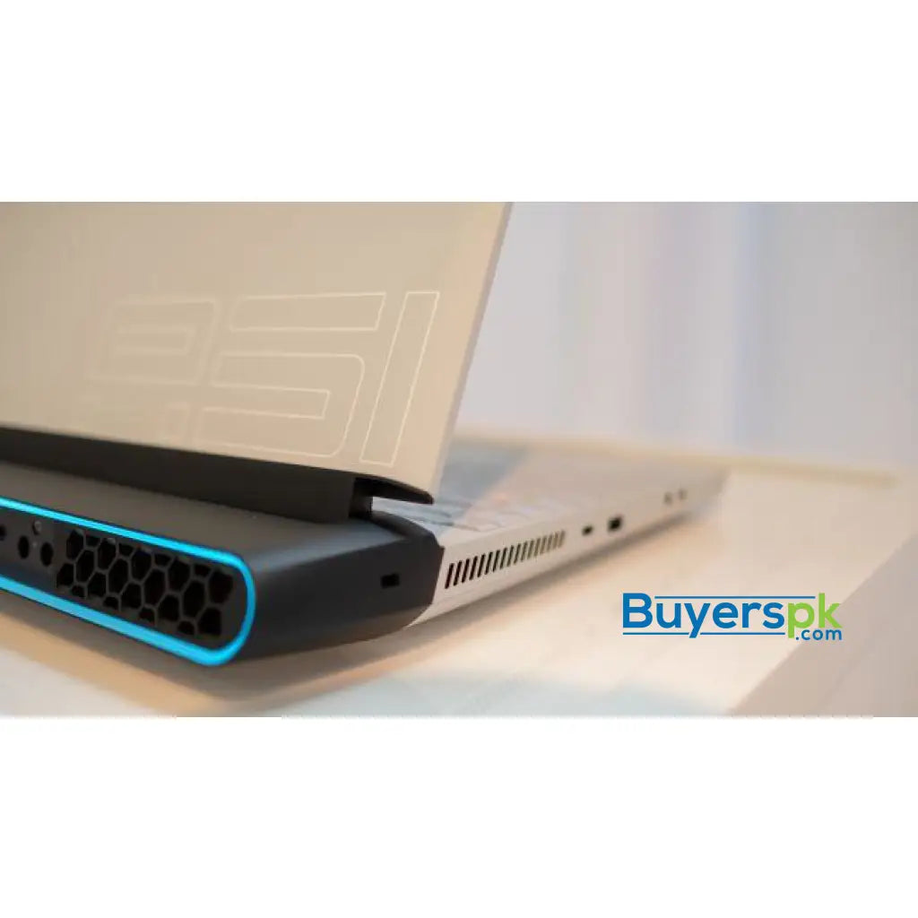 ALIENWARE AREA 51M GAMING LAPTOP 9th Gen i9-9900K 16 GB RAM 1 TB HDD + 512 GB SSD 2080 8 GB 17.3 FHD 144 Hz Win 10